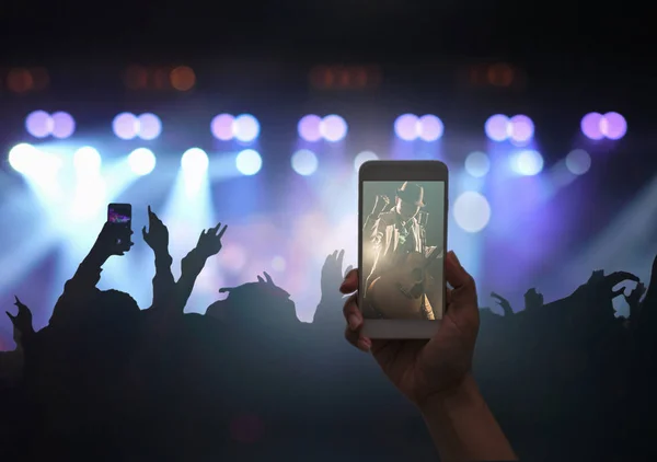 Mão Feminina Segurando Celular Inteligente Gravando Vídeo Transmissão Vivo Multidão — Fotografia de Stock