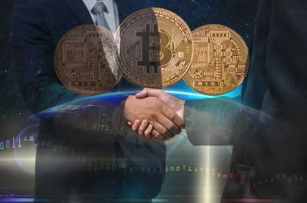 Doppelbelichtung Von Geschäftspartnern Beim Händeschütteln Über Drei Bitcoins Attrappen Über — Stockfoto