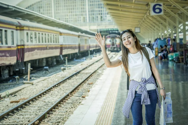 Ασία Γυναίκα Ταξιδιωτών Αίσθημα Ευτυχίας Και Χαιρετισμό Φίλος Πριν Πάει — Φωτογραφία Αρχείου