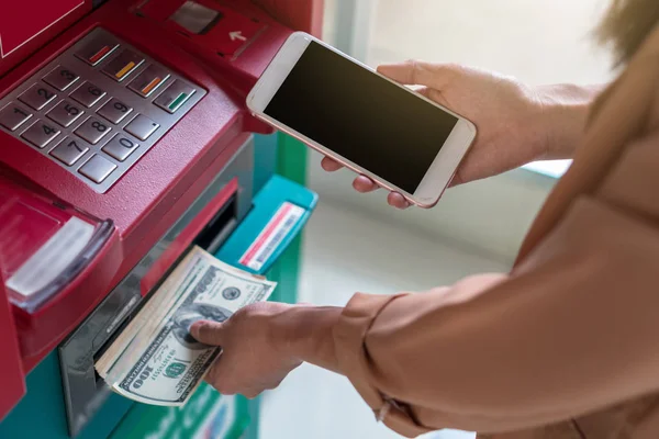 Närbild Kvinna Med Smart Mobiltelefon För Att Kontanter Framför Atm — Stockfoto