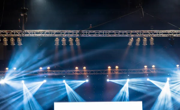 Konser aydınlatma projektör ekranında, müzik aleti kavramı üzerinde karanlık bir arka plan karşı gelen ışık ışınları