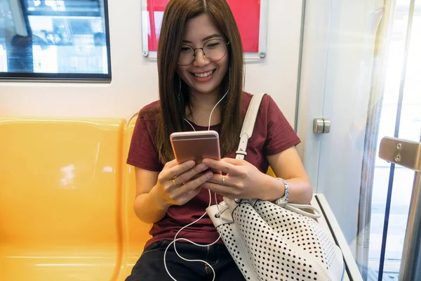 Pasajera Asiática Con Traje Casual Usando Teléfono Móvil Inteligente Los —  Fotos de Stock