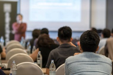 Toplantı odası veya seminer salonu, iş seminer ve eğitim kavramı önünde specker dinleme seyirci arkadan görünüş