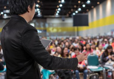 Arka iş insanlar konferans konuşmacı görünümünü üzerinde katılımcı arka plan ile sahnede hoparlörlere sahip konferans salonu veya seminer odası soyut bulanık fotoğraf üzerinde iş seminer ve eğitim kavramı