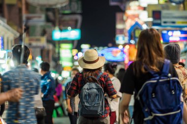 Küçük yürüyüş ve Khaosan, Bangkok, Tayland, Thailand, seyahat ve Turizm kavramı gece zamanında street yürüyüş yolu görünümlü kadınlar seyahat Asya tarafına geri