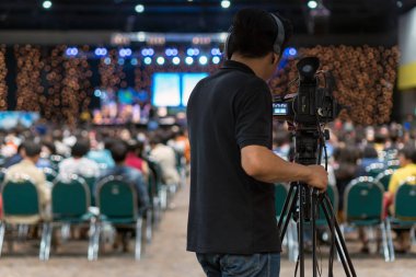 Konferans salonu ya da Seminer Oda sergi merkezi arka plan, olay ve seminer üretim ekipmanları kavramı soyut bulanık fotoğraf Video kameraman alarak fotoğrafın arka yan