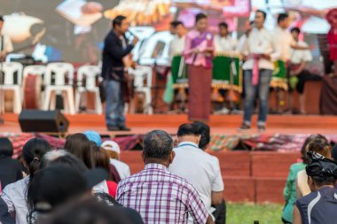 Arka tarafında oturan ve Sahne Alanı'nda speackers dinleme kitlelere; olay ve seminer kavramı