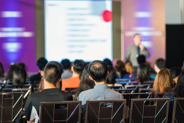 Sahne, iş ve eğitim kavramı üzerinde Oda önünde hoparlör sahip konferans salonu veya seminer toplantı seyirci görünümünde arka