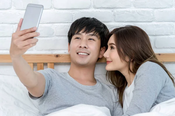 Happy Asijské Milence Sedí Pomocí Digitální Chytrý Mobilní Telefon Selfie — Stock fotografie