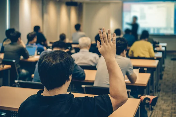 Högtalare Scenen Med Bakifrån Publiken Lade Hand Upp Acton För — Stockfoto