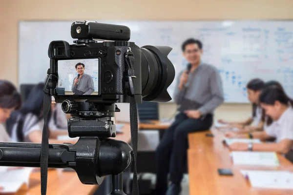 비디오 블로그 아시아 선생님의 비디오 라이브 스트리밍 교육에 카메라에에서 삼각대에 — 스톡 사진