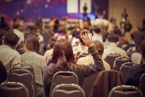 Seyirci arkadan görünüş Stage'le acton eli soru için hoparlöre toplantı veya Seminer Toplantı, iş ve eğitim kavramı
