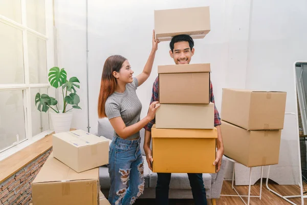 Asiático Jovem Casal Carregando Grande Caixa Papelão Para Mover Nova — Fotografia de Stock