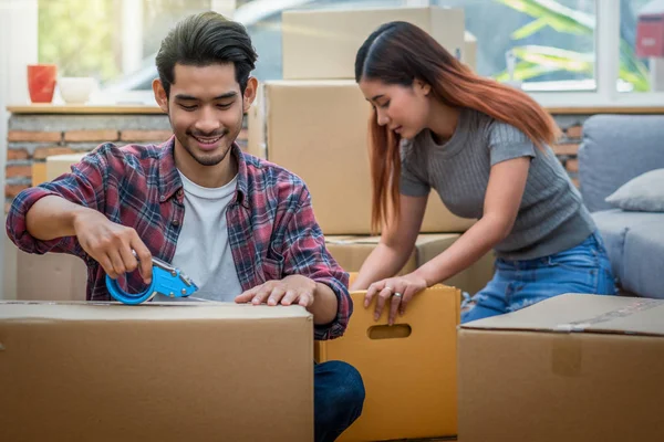 Asiático Jovem Casal Embalando Caixa Papelão Grande Para Mover Casa — Fotografia de Stock