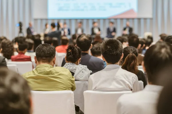 Conférenciers Sur Scène Avec Vue Arrière Public Dans Salle Conférence — Photo