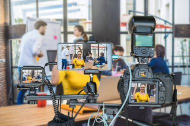 Fotoğraf makinesi ile profesyonel set akıllı cep telefonu ve tripod üzerinde kamera üzerinden işkadını mutluluk içinde çalışma ve eylem loft ofis, Live Streaming girişimci konsepti için kutlamak