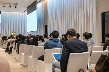 Sahnedeki konuşmacılar, konferans salonunda veya seminer toplantısında, yatırım konseptiyle ilgili iş ve eğitim alanlarında seyirci görüşü ile sahnede