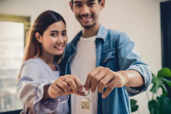 Nahaufnahme Asiatische Junge Liebhaber Hand Hält Das Haus Schlüsselanhänger Zusammen — Stockfoto