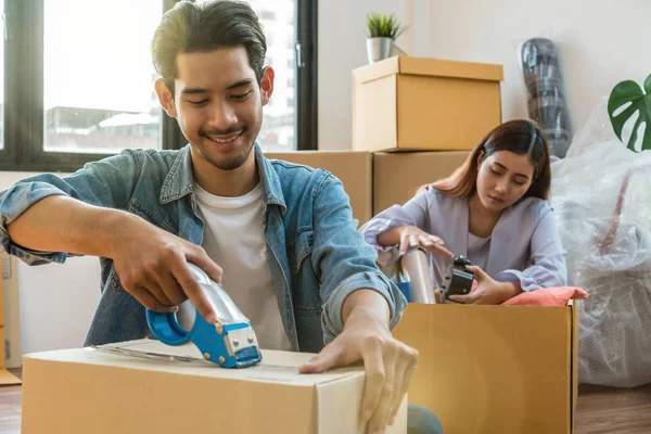 Asian Young Couple Packing Big Cardboard Box Moving New House — Stock Photo, Image