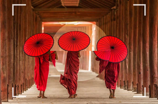 Hledáček Fotoaparátu Matnice Zadní Straně Tři Buddhistické Začínajícího Jsou Procházky — Stock fotografie
