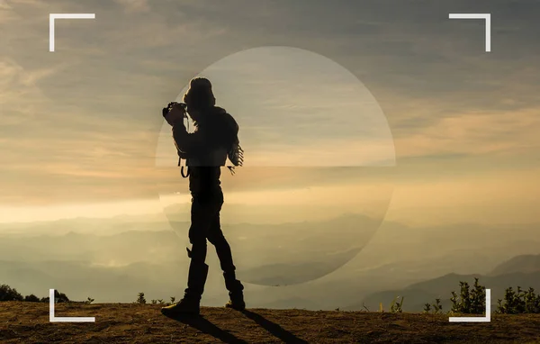山の風景と夕日を撮影するカメラマンのシルエットの画面を中心にカメラのビューファインダー時間 写真家コンセプト — ストック写真