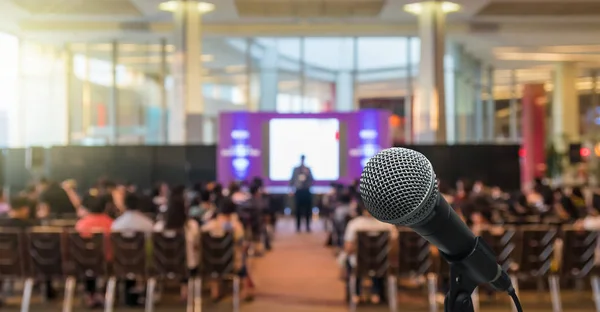 Microfono Sulla Foto Astratta Offuscata Della Sala Conferenze Della Sala — Foto Stock