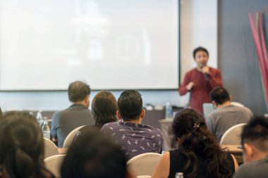 Toplantı odası veya seminer salonu, iş seminer ve eğitim kavramı önünde specker dinleme seyirci arkadan görünüş