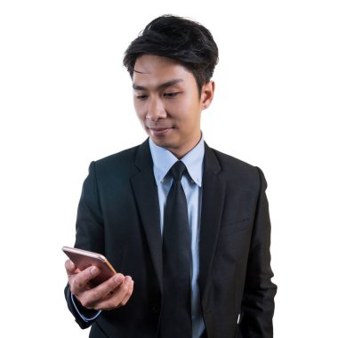 Beyaz arka planda akıllı cep telefonu kullanarak Asyalı yakışıklı işadamı Portresi, izole kırpma yolu dahil
