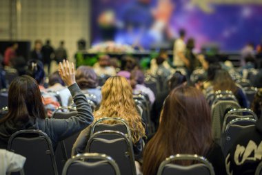 Seyirci arkadan görünüş Stage'le acton eli soru için hoparlöre toplantı veya Seminer Toplantı, iş ve eğitim kavramı