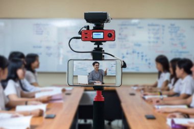 Closeup akıllı cep telefonu Live Asyalı Öğretmen sınıfta, fotoğrafçı ya da Video ve Live Streaming teknoloji kavramı, üniversite eğitimi için fotoğraf makinesi alarak