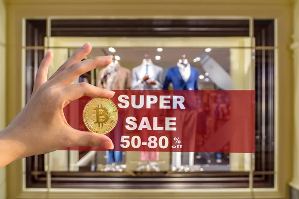 Primo Piano Mano Tenendo Bitcoin Mockup Super Sale Mock Pubblicizzare — Foto Stock