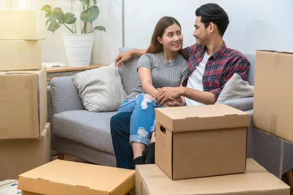 Asiatisches Junges Paar Sitzt Nach Dem Erfolg Auf Dem Sofa — Stockfoto