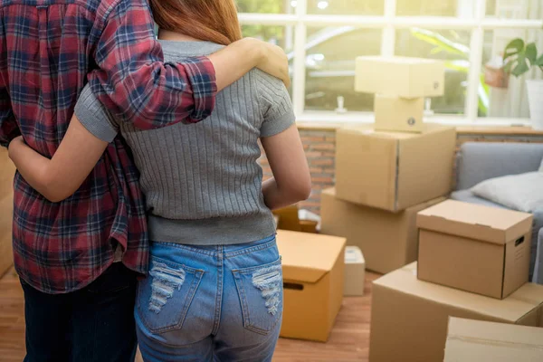 Back Side Asian Young Couple Hugging Together Big Cardboard Box — Stock Photo, Image