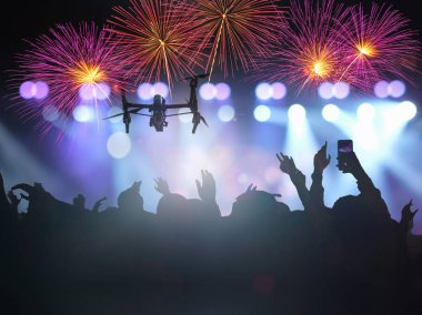Portre çekimi video multiclors fireworks uygulamasında hangi songer ile takip etmek müzik fanclub Haritayı el eylem ile siluetleri ile konser crowd için uçan uçak silueti izleyin ışık