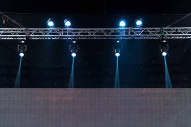 Konser aydınlatma projektör ekranında, müzik aleti kavramı üzerinde karanlık bir arka plan karşı gelen ışık ışınları