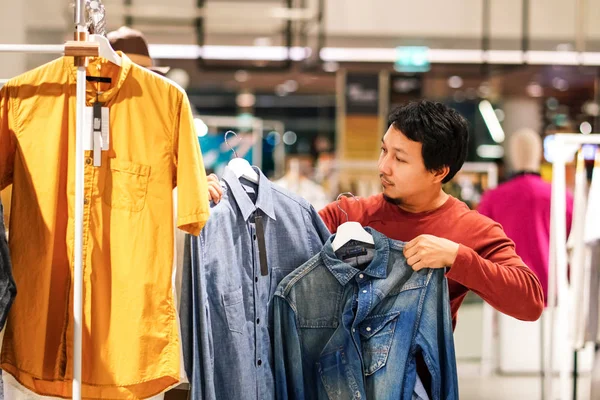 聪明的人与胡子选择衣服在购物中心服装店 比较衬衫 风格和消费观念的区别 — 图库照片