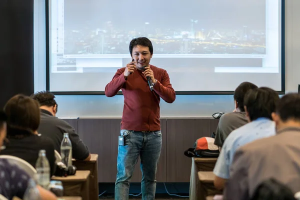 Orador Asiático Com Terno Casual Palco Sobre Tela Apresentação Seminário — Fotografia de Stock