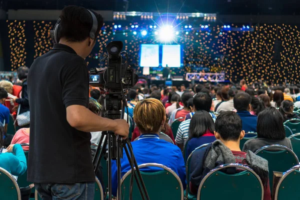 Sahne Alanı'ndaki hoparlörler için Video kameraman alarak Fotoğrafın arka yan seyirci arkadan görünüş sergi merkezi arka plan, olay ve seminer üretim ekipmanları kavram ile