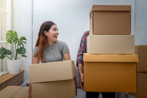 Asian Young Couple Carrying Big Cardboard Box Moving New House — Stock Photo, Image