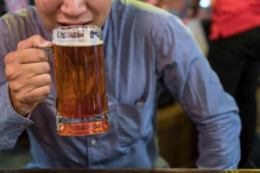 Mutlu eylem Asyalı işadamı ve pub ve restoranda iş veya başarı iş sonra bira içme, dinlenmek ve içki kavramı