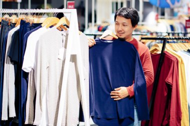 Sakallı akıllı adam deneyin giyim giyim mağazası Alışveriş Merkezi, seyir ve yeni formalar için seçtiğiniz tasarım, moda ve tüketim kavramı.
