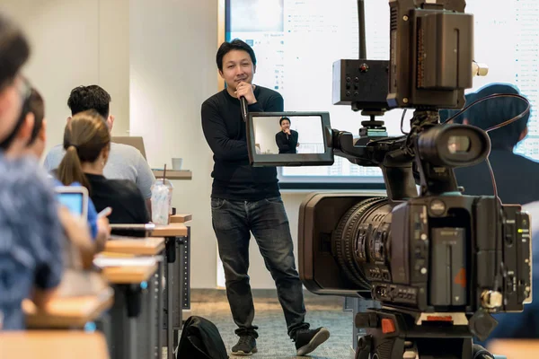 Gros Plan Enregistrement Vidéo Conférencier Costume Décontracté Devant Scène Sur — Photo