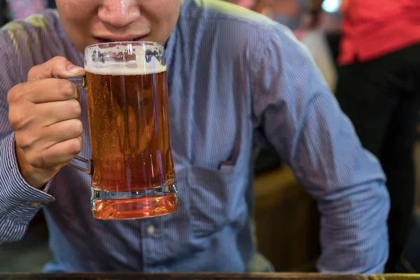 Mutlu eylem Asyalı işadamı ve pub ve restoranda iş veya başarı iş sonra bira içme, dinlenmek ve içki kavramı