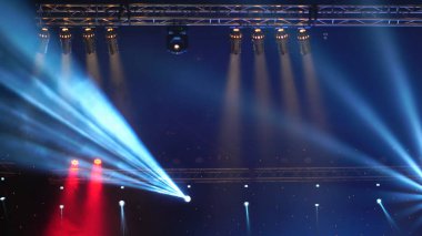 Konser aydınlatma projektör ekranında, müzik aleti kavramı üzerinde karanlık bir arka plan karşı gelen ışık ışınları