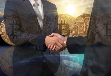 Tokalaşırken ortak toprak ve Samanyolu adam parçası üzerinde yansıması ile beş Bitcoins mockup üzerinden iş çift pozlama