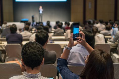 Closeup konferans salonu veya Seminer Oda arka planda sunuyu fotoğrafta bazı katılımcı