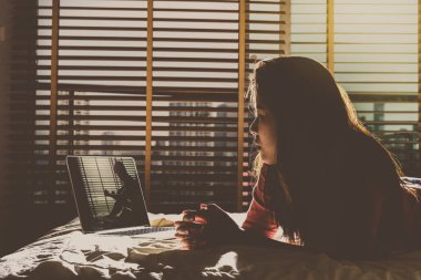 oturma ve üzgün işadamı depresyon karanlık yatak odasında yatağın üstünde teknoloji laptop üzerinden nedeniyle intihara kalkıştı seyir depresif kadın 