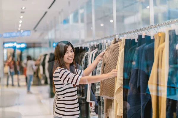 Mulher Asiática Feliz Escolher Roupas Loja Com Ação Feliz Centro — Fotografia de Stock