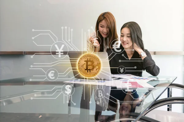 Két Ázsiai Fiatal Üzletasszonyok Technológia Laptop Használata Bitcoins Makett Képen — Stock Fotó