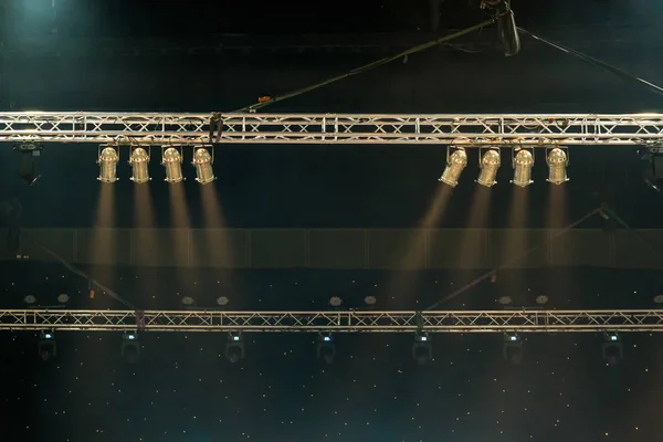 Яркие Лучи Концертного Освещения Темном Фоне Над Экраном Проектора Концепция — стоковое фото